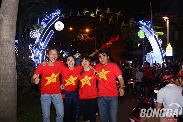NHM đổ ra đường ăn mừng chiến tích lịch sử của U23 Việt Nam - Bóng Đá