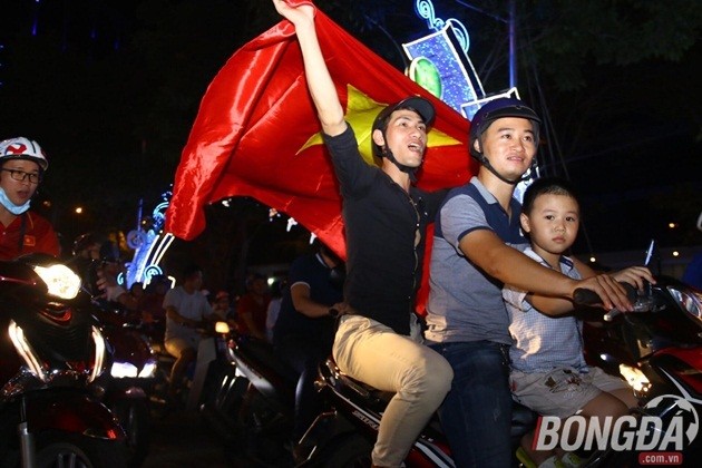 NHM đổ ra đường ăn mừng chiến tích lịch sử của U23 Việt Nam - Bóng Đá