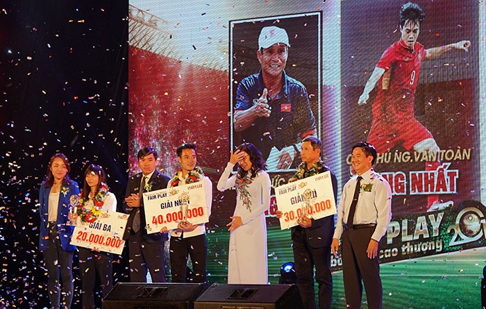Văn Toàn được vinh danh tại giải Fair Play 2017 - Bóng Đá