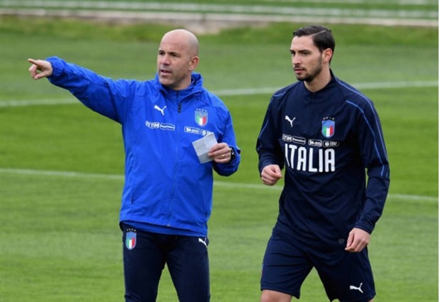 Bonucci đè đầu, bóp cổ đồng đội trên sân tập của tuyển Italia - Bóng Đá