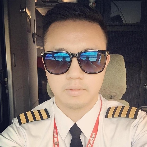 Nhan sắc không kém 'soái ca' của cơ trưởng đón U23 về nước  - Bóng Đá