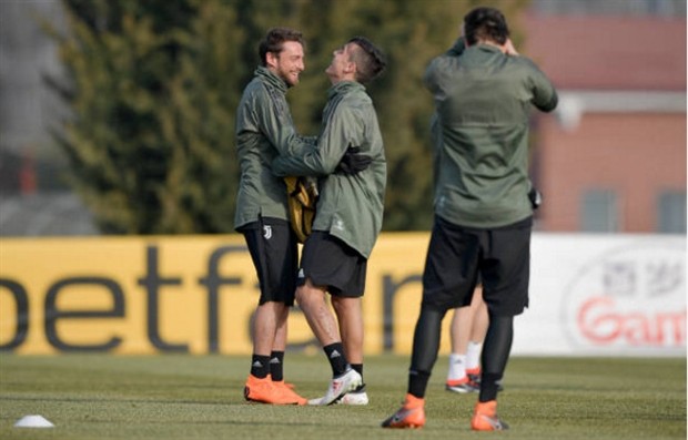 Juventus thay nhau làm trò trước thềm Champions League - Bóng Đá