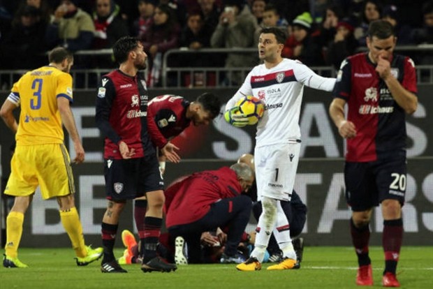 Liên tục 'tha' cho Juventus, trọng tài bị cầu thủ Cagliari bao vây - Bóng Đá