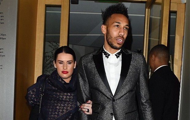 Arsenal thảm bại, Aubameyang vẫn vui vẻ tiệc tùng cùng siêu mẫu - Bóng Đá