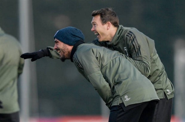 Juventus thay nhau làm trò trước thềm Champions League - Bóng Đá