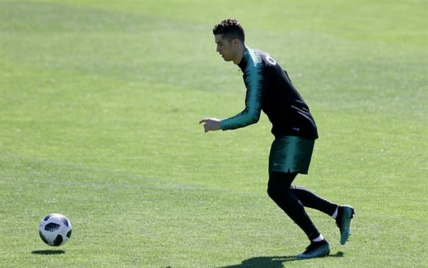 Ronaldo mang vũ khí mới vào sân tập của Bồ Đào Nha - Bóng Đá