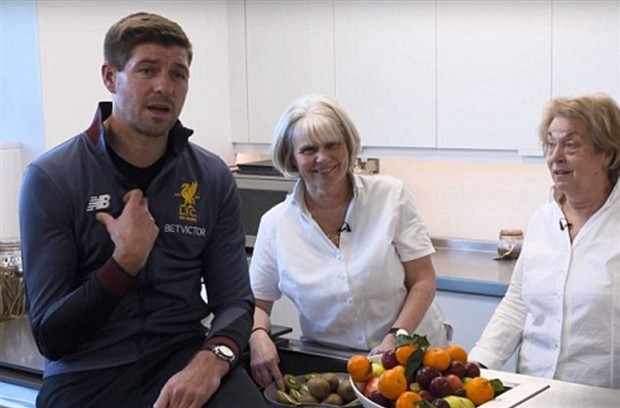 Gerrard đảm nhận vai trò dẫn tour tham quan Melwood  - Bóng Đá