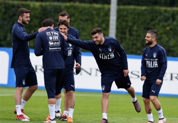 Bonucci đè đầu, bóp cổ đồng đội trên sân tập của tuyển Italia - Bóng Đá