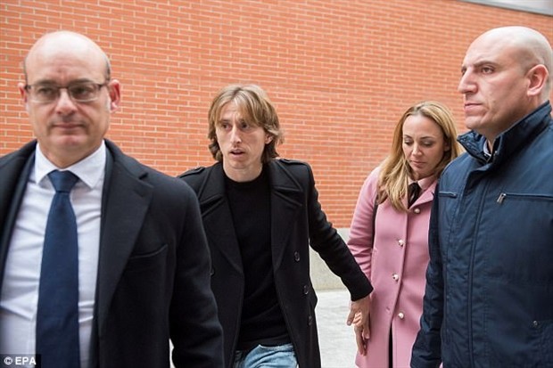 Modric chi tiền để chạy án tù - Bóng Đá