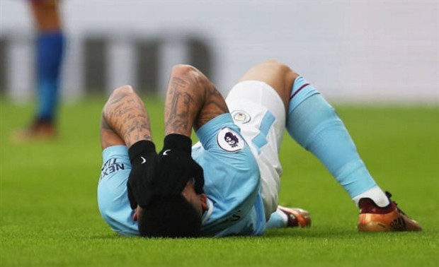Gabriel Jesus khóc nức nở khi dính chấn thương ngay ngày cuối năm - Bóng Đá