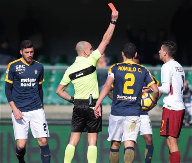 Mất người, Roma chật vật giữ lại chiến thắng trước Verona - Bóng Đá