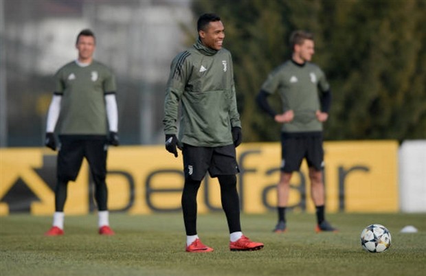 Juventus thay nhau làm trò trước thềm Champions League - Bóng Đá