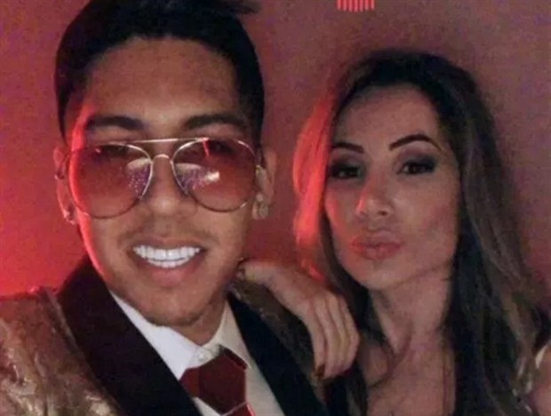 Bỏ tập, Firmino thoải mái du hí với vợ tại đảo Síp - Bóng Đá