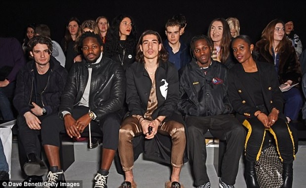 Hector Bellerin mặc đồ ngủ đi dự tuần lễ thời trang tại London - Bóng Đá