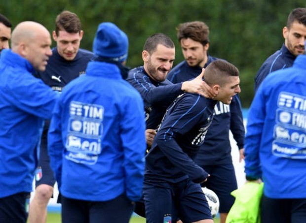 Bonucci đè đầu, bóp cổ đồng đội trên sân tập của tuyển Italia - Bóng Đá