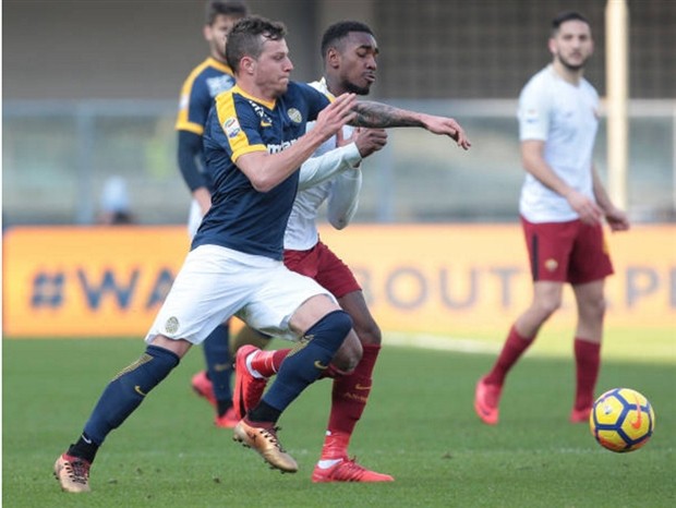 Mất người, Roma chật vật giữ lại chiến thắng trước Verona - Bóng Đá