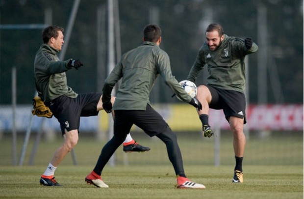 Juventus thay nhau làm trò trước thềm Champions League - Bóng Đá