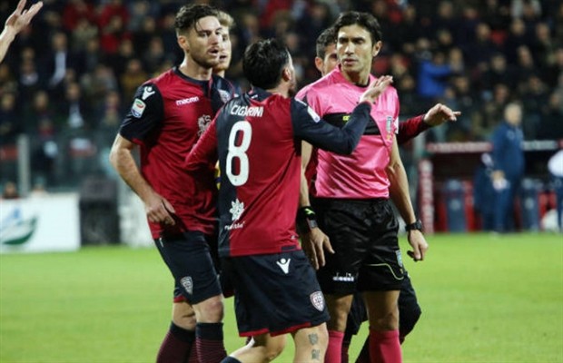 Liên tục 'tha' cho Juventus, trọng tài bị cầu thủ Cagliari bao vây - Bóng Đá