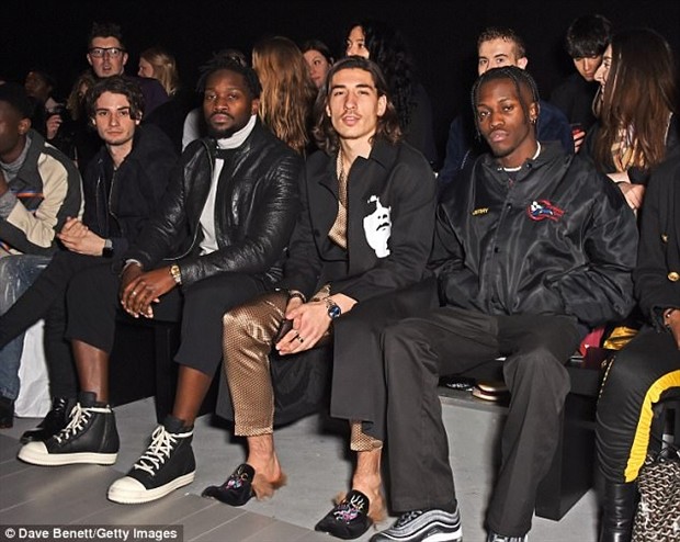 Hector Bellerin mặc đồ ngủ đi dự tuần lễ thời trang tại London - Bóng Đá