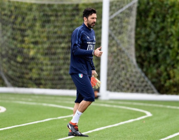 Bonucci đè đầu, bóp cổ đồng đội trên sân tập của tuyển Italia - Bóng Đá