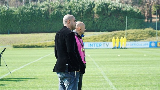'Hoàng đế' Adriano tới tận sân tập để tiếp sức Inter vượt qua khủng hoảng - Bóng Đá