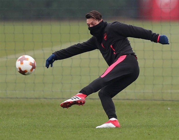 Chuẩn bị cho Europa League, Arsenal 'bỏ rơi' Ramsey - Bóng Đá