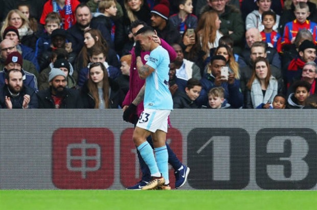 Gabriel Jesus khóc nức nở khi dính chấn thương ngay ngày cuối năm - Bóng Đá