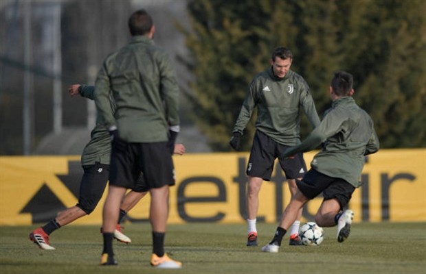 Juventus thay nhau làm trò trước thềm Champions League - Bóng Đá