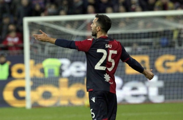 Liên tục 'tha' cho Juventus, trọng tài bị cầu thủ Cagliari bao vây - Bóng Đá