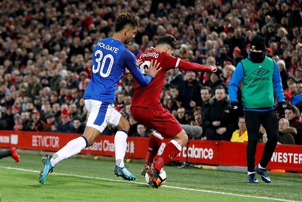 Bỏ tập, Firmino thoải mái du hí với vợ tại đảo Síp - Bóng Đá