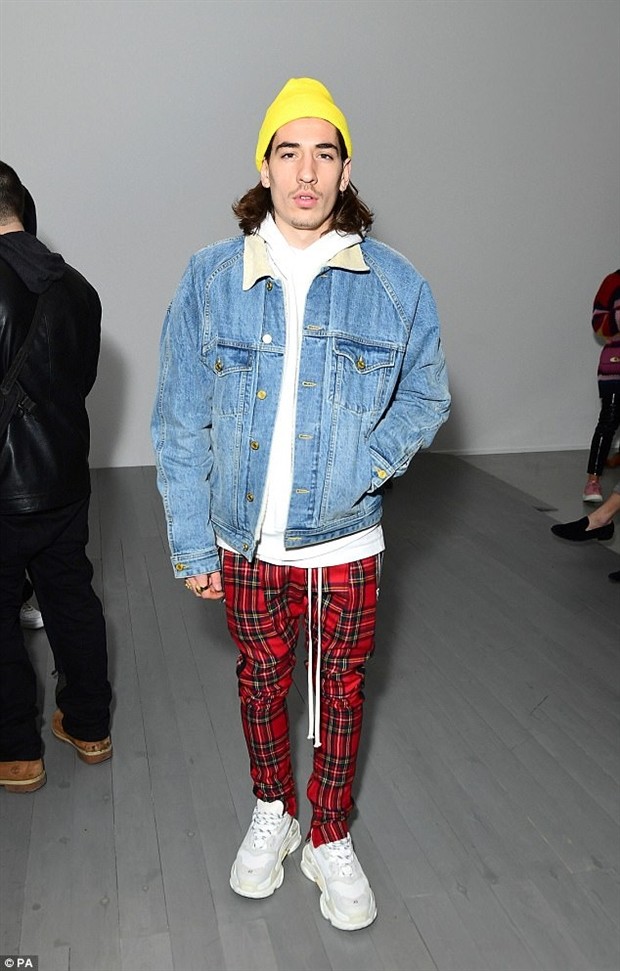 Hector Bellerin mặc đồ ngủ đi dự tuần lễ thời trang tại London - Bóng Đá