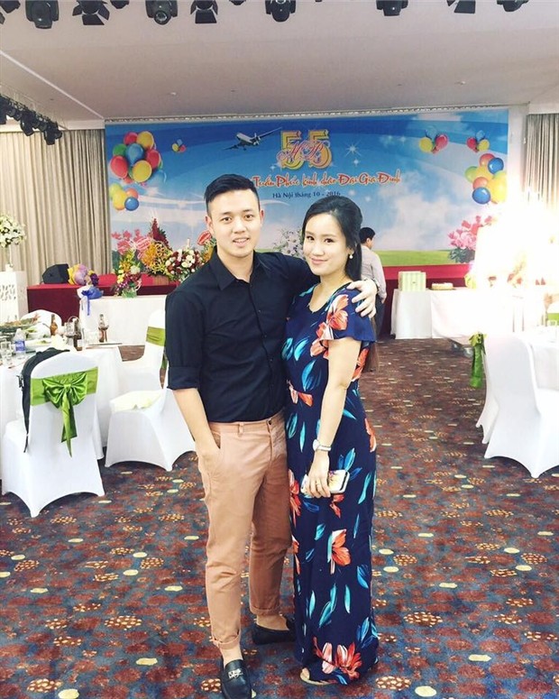 Nhan sắc không kém 'soái ca' của cơ trưởng đón U23 về nước  - Bóng Đá