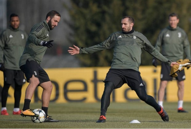 Juventus thay nhau làm trò trước thềm Champions League - Bóng Đá