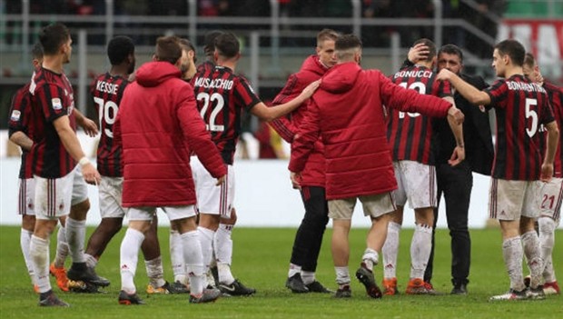 Ngược dòng ngoạn mục, Milan trở lại Serie A với 3 điểm - Bóng Đá