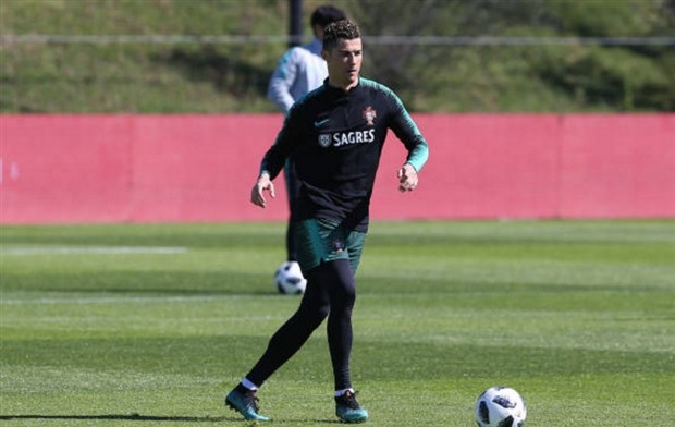 Ronaldo mang vũ khí mới vào sân tập của Bồ Đào Nha - Bóng Đá