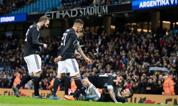 Không cần Messi, Argentina vẫn dễ dàng đáng bại Italia - Bóng Đá