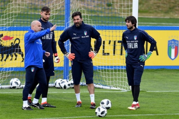 Bonucci đè đầu, bóp cổ đồng đội trên sân tập của tuyển Italia - Bóng Đá