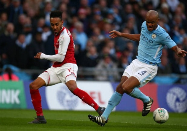 Arsenal thảm bại, Aubameyang vẫn vui vẻ tiệc tùng cùng siêu mẫu - Bóng Đá