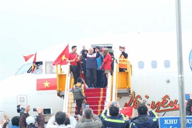 Nhan sắc không kém 'soái ca' của cơ trưởng đón U23 về nước  - Bóng Đá