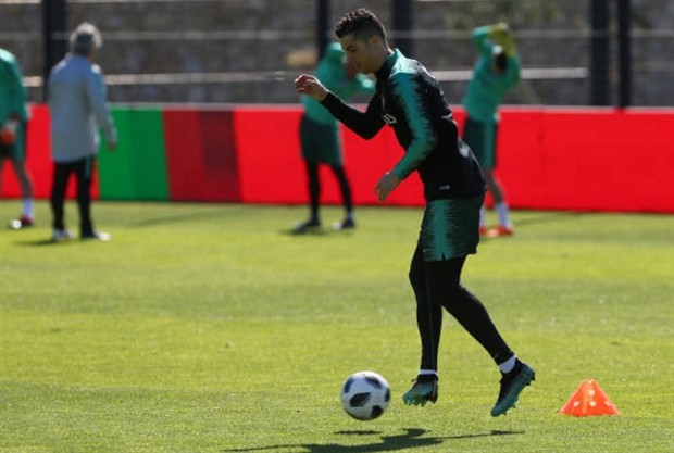 Ronaldo mang vũ khí mới vào sân tập của Bồ Đào Nha - Bóng Đá