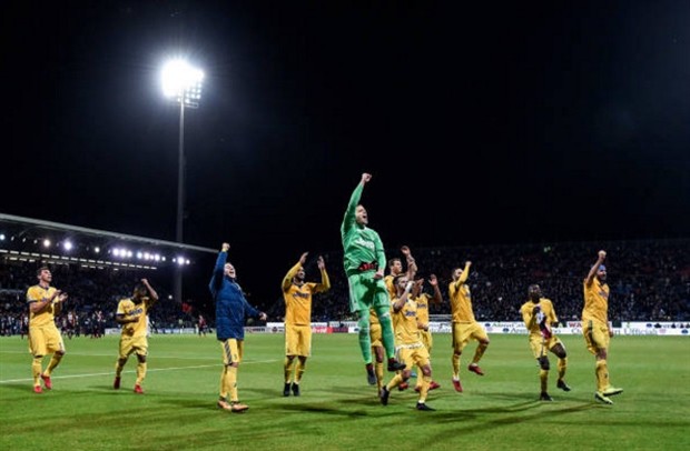 Liên tục 'tha' cho Juventus, trọng tài bị cầu thủ Cagliari bao vây - Bóng Đá