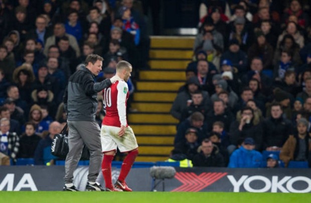 Wilshere chấn thương, Wenger nhấp nhỏm lo lắng trên khán đài - Bóng Đá
