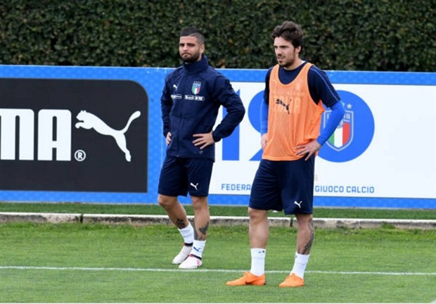 Bonucci đè đầu, bóp cổ đồng đội trên sân tập của tuyển Italia - Bóng Đá