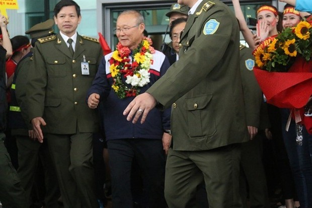 Nhan sắc không kém 'soái ca' của cơ trưởng đón U23 về nước  - Bóng Đá