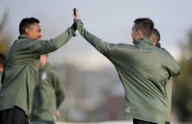 Juventus thay nhau làm trò trước thềm Champions League - Bóng Đá