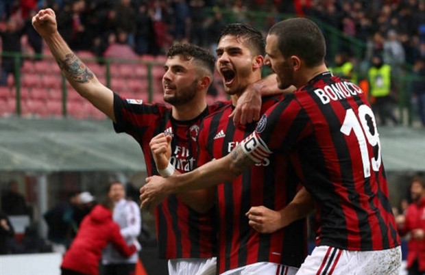 Ngược dòng ngoạn mục, Milan trở lại Serie A với 3 điểm - Bóng Đá