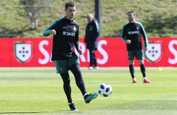 Ronaldo mang vũ khí mới vào sân tập của Bồ Đào Nha - Bóng Đá