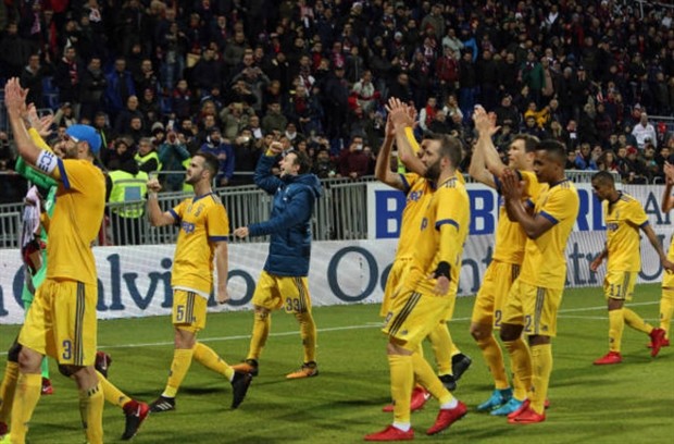 Liên tục 'tha' cho Juventus, trọng tài bị cầu thủ Cagliari bao vây - Bóng Đá