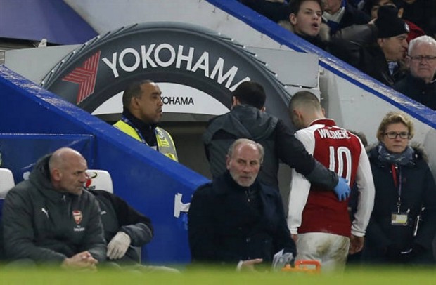 Wilshere chấn thương, Wenger nhấp nhỏm lo lắng trên khán đài - Bóng Đá