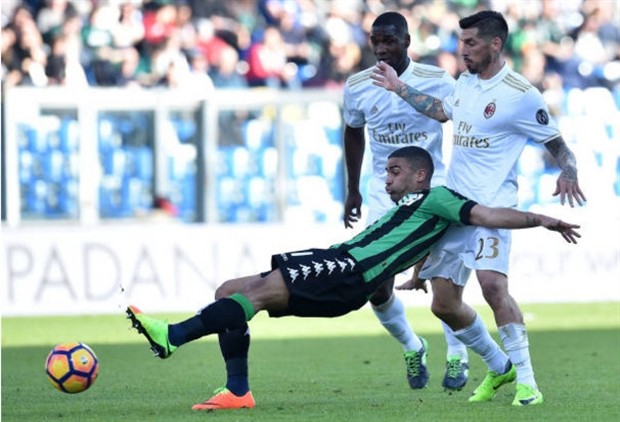 Trọng tài tặng 3 điểm cho Milan, Inter thua muối mặt trước Roma - Bóng Đá